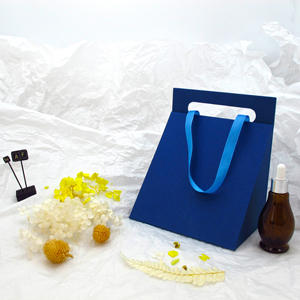 Personaliza tu propio logotipo, nuevo diseño de caja de embalaje portátil estilo bolso, caja de regalo de lujo para cosméticos con cinta. - Product Image 1