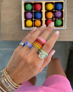 Anello Personalizzato con Nome in 26 Lettere Iniziali, Placcato Oro con Smalto Rosa e Blu, Zirconi Trasparenti per Donne - Product Image 4