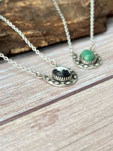 Collier fait main en argent sterling avec turquoise Kingman et buffle blanc en forme de fer à cheval - Product Image 3