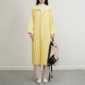 Gabardina informal de longitud media para mujer de alta calidad Miyake diseño plisado botón único envío rápido inventario de salida de fábrica - Product Image 1