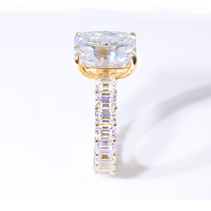 Anillo Clásico Personalizado de Oro Amarillo de 14k con Corte Esmeralda, Diamante Moissanita VVS de <span class=keywords><strong>8ct</strong></span>, Anillo Completo con Incrustaciones de Diamantes para Regalo de Joyería - Product Image 3