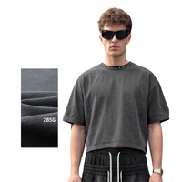 T-shirt personnalisé à col ras du cou, coupe ample, style rétro vintage, délavé et vieilli, avec clous métalliques et rivets sur le col, manches courtes