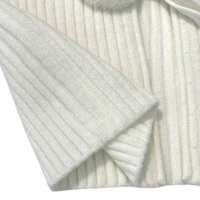 Top court en maille côtelée verticale ivoire à nouer sur le devant avec revers et poignets en fausse fourrure, style cardigan ou manteau
