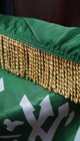 Drapeaux de sol en satin personnalisables haut de gamme pour événements d'entreprise et cérémonies gouvernementales – Anti-plis, durables et écologiques