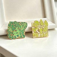 Épinglette en émail dur plaqué or de haute qualité, motif feuille verte, fabriquée sur mesure par l'usine de Kunshan