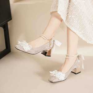 Chaussures de mariage Mary Jane à bout carré, talon bloc, décoration florale, escarpins de mariée confortables avec bride à la cheville et doublure en satin - Product Image 2