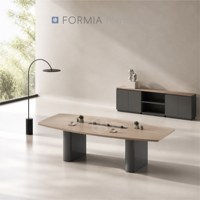 Table de conférence en forme de bateau