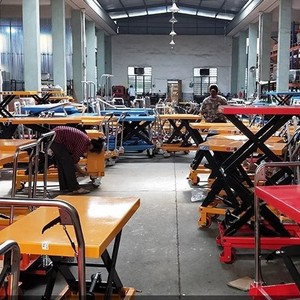 Plataforma elevadora de tijera hidráulica 1370x610x500mm de acero con operación manual para manipulación logística en almacenes y talleres - Product Image 1