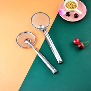 Passoire à mailles fines en acier inoxydable 2 en 1 avec clip, écumoire à frire pour filtrer l'huile et pinces à servir les aliments, vente en gros - Product Image 5