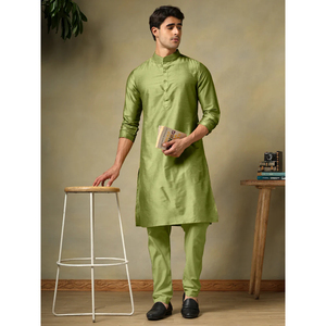 Conjunto de Kurta de Seda y Algodón Verde Mehendi para Hombre, Marca CHAAP, Acabado Artesanal, Transpirable, Ropa Étnica de Lujo, Festiva e Informal - Product Image 1