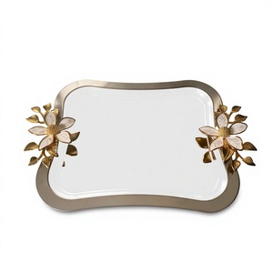 Plateau de service décoratif élégant en métal, plateau à un niveau en aluminium poli avec poignée florale pour cuisine, table à manger, maison, mariage - Product Image 2
