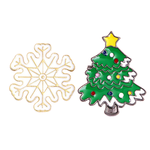 Placa Clásica <span class=keywords><strong>de</strong></span> Aleación Navideña con Santa Claus, Árbol <span class=keywords><strong>de</strong></span> Navidad y <span class=keywords><strong>Muñeco</strong></span> <span class=keywords><strong>de</strong></span> <span class=keywords><strong>Nieve</strong></span>, Insignia Metálica Fundida a Presión, Galvanizada e Impresa Digitalmente - Product Image 1