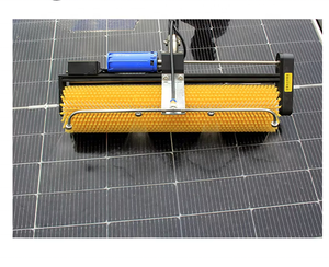 Робот для очистки фотоэлектрических панелей, оборудование для очистки солнечных батарей, сертифицировано CE, ширина очистки 60 см, труба подачи воды 10 м - Product Image 1