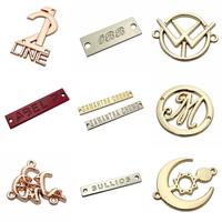 Étiquettes de marque en métal doré pour maillots de bain, forme triangulaire, lettres évidées, plaques de couture pour vêtements