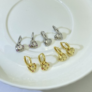 Venta al por mayor de fábrica: Pendientes de aro chapados en oro con colgante de corazón de moda para mujer - Product Image 2