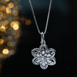 Sofisticado Colgante Solitario Floral Hueco de Oro Sólido de 9K/14K/18K con Diamante Radiante de Laboratorio para Joyería Romántica - Product Image 2
