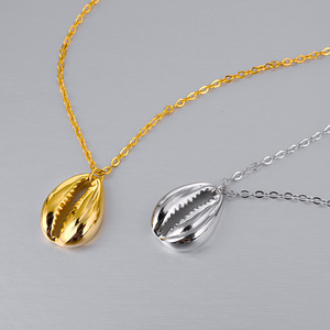 Herstellergefertigte Edelstahl-Halskette mit 18K Goldplattierung und Muschelanhänger für Männer und Frauen, Sommer-Strand-Ozean-Schmuck - Product Image 2