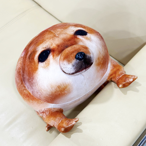 Coussin en peluche Meme 'What the Dog Doing' Viral, Coussin en peluche Chien 'My Knife and Shield', Coussin en peluche Meme Amusant - Product Image 4