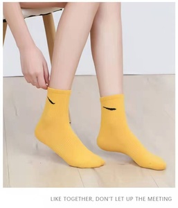 جوارب رياضية كاجوال وصديعة للأعراف وصديعة للأعراف ، جوارب رياضية متوسطة الطول قابلة للتنفس ، تصميم محبوك ، سوار سفلي ، رياضات يومية للربيع بالجملة - Product Image 2