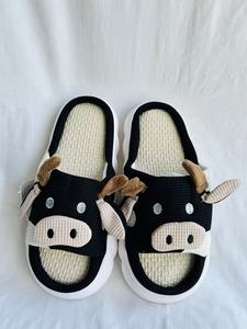 Ciabatte Nere con Stampa Mucca da Donna, in Peluche, Punta Aperta, Suola in EVA Ammortizzata, Per Tutte le Stagioni, Taglie 36-41 - Product Image 1