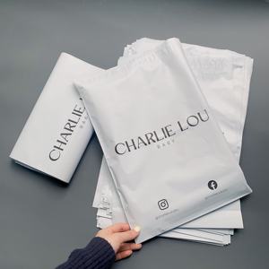 Enveloppes en polyéthylène blanches mates personnalisées avec impression couleur - Sacs d'expédition de marque pour les marques de beauté et de mode - Product Image 3