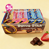 Biscuits à tremper en gros, en forme de bâtonnets, pour collation décontractée, avec sauce au chocolat, au lait, à la crème de fraise et au chocolat