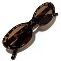 Lunettes de soleil œil-de-chat UV400 les plus vendues – Monture carrée légère et confortable à bordure complète avec verres teintés pour une élégance de peau claire