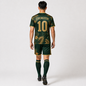 Camiseta de Fútbol Verde Selva Tropical, Camiseta de Fútbol de Lujo con Hojas de Palma Doradas, Ropa Deportiva Exótica de Verano - Product Image 2