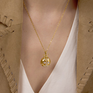 Collar con colgante de mariquita, diseño de insecto de cristal en tono dorado, joyería para uso diario - Product Image 2
