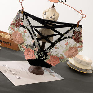 誘惑の芸術ランジェリー: 薄手のポリエステルメッシュ中空パンティーの絶妙な花の刺繍 - Product Image 3