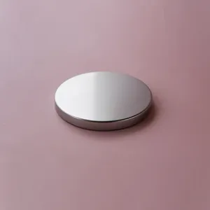 Couvercle de bougie en métal <span class=keywords><strong>gravé</strong></span> personnalisé couvercle de pot rond en fer pour emballage de bougie parfumée et marque de logo - Product Image 1