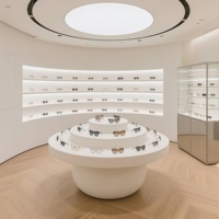 Présentoir Optique Moderne Blanc Courbé de Luxe avec Éclairage LED, Vitrine à Lunettes à Niveaux pour Magasin de Détail et Showroom