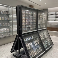 Vitrine d'exposition pour cartes de collection TCG Maxsen verrouillable à 2 niveaux, épaisseur 5 mm, avec éclairage LED, pré-assemblée, autoportante/sur comptoir, pour cartes gradées