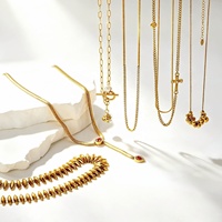 Collection de colliers étanches plaqués or PVD 18K en acier inoxydable hypoallergénique : Chaîne serpent, Chaîne trombone, Chaîne tennis