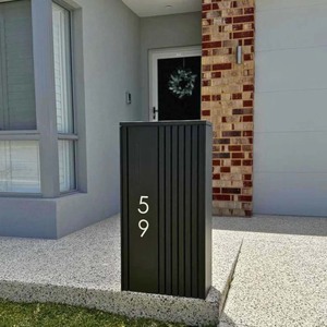 Moderner Freistehender Außen-Paketkasten Wasserdichter Diebstahlsicherer Stahlbriefkasten mit Individueller Hausnummer Geriffeltes Design - Product Image 1