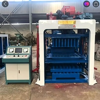 Machine de fabrication de briques en ciment avec moteur central, ligne de production automatique hydraulique de blocs creux pour un moulage efficace des blocs