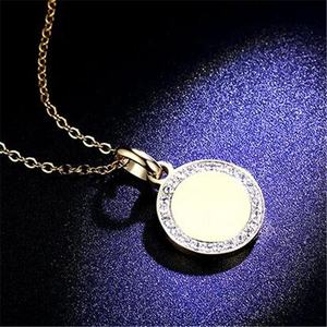 Pendentif en cristal mini disque vierge pour estampage, en acier inoxydable Yiwu Aceon, avec bord sculpté, micro-pavé et serti à griffes, entièrement pavé de pierres autour du bord - Product Image 2