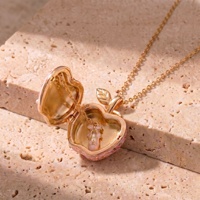 Collier pendentif médaillon photo vintage en émail motif pomme, plaqué or sur cuivre, ouvrable, avec motifs ballerine et carrousel, cadeau