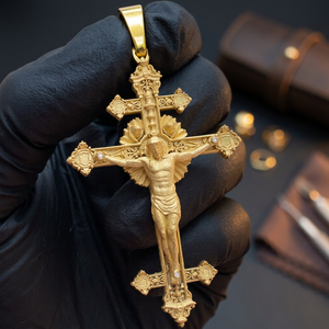 Colgante de cruz crucifijo de oro de 24 quilates, amuleto religioso, joyería cristiana unisex, engaste en bisel, para uso diario para hombres. - Product Image 1