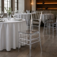 Chaise Chiavari PC en polycarbonate transparent empilable, design moderne, pour extérieur et salon, vente en gros, commande en gros pour fêtes et mariages