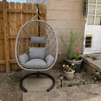 Balançoire suspendue moderne en rotin PE résistant aux UV, avec structure en acier robuste et coussin confortable, idéale pour l'extérieur, le jardin, le parc, l'hôtel