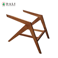 Chaise de salle à manger et de chambre à coucher de style européen, moderne du milieu du siècle, en bois ciré blanc, structure robuste et durable, avec accoudoirs et pieds.
