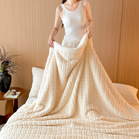 Tissu en fausse fourrure d'agneau 100 % polyester, couleur unie, texture gaufrée, doux pour la peau, idéal pour l'hiver, moderne et chaud pour la maison et le lit.