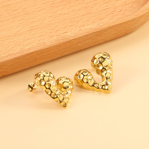 Pendientes de tuerca de aleación de zinc con forma de corazón, color dorado, joyería de moda para fiesta para mujer - Product Image 3