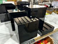 Supports de présentation en cube empilables en acrylique noir, faits main, de format personnalisé, modernes et hauts, avec emballage en carton pour la restauration et les buffets
