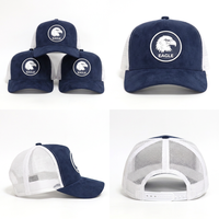 Casquette de camionneur ajustable en daim bleu marine avec patch circulaire en caoutchouc Aigle et calotte structurée en maille blanche, idéale pour la chasse, la pêche et les activités de plein air