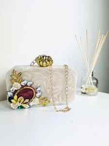 Elegante bolso de mano de resina para mujer, perfecto para regalo de boda y uso en fiestas de Humayun World Crafts - Product Image 3