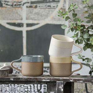 Mug en céramique émaillée moderne avec logo gravé personnalisé, poignée unique, pour thé, café, eau, cadeaux d'affaires, compatible micro-ondes et lave-vaisselle - Product Image 3