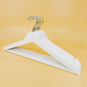 Muestra Gratis: Percha de Madera Blanca Antideslizante de 43 cm con Gancho de Níquel, Percha Ecológica para Ropa - Product Image 4