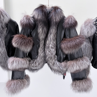Veste Courte en Fourrure Noire Effet Croco avec Col en Renard Argenté pour Femme – Idéale pour les Occasions Festives